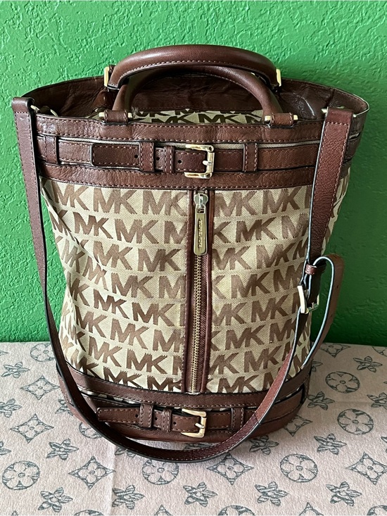 Michael Kors Handbags - Michael Kors Kingsbury Medium Tote Bag